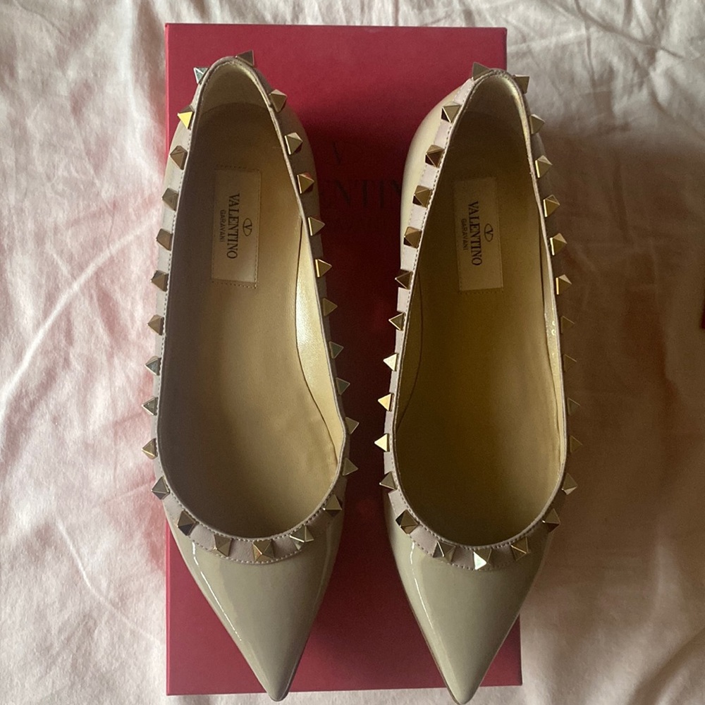 Gorgeous Valentino Rockstud flats in Poudre . Pristine condition!